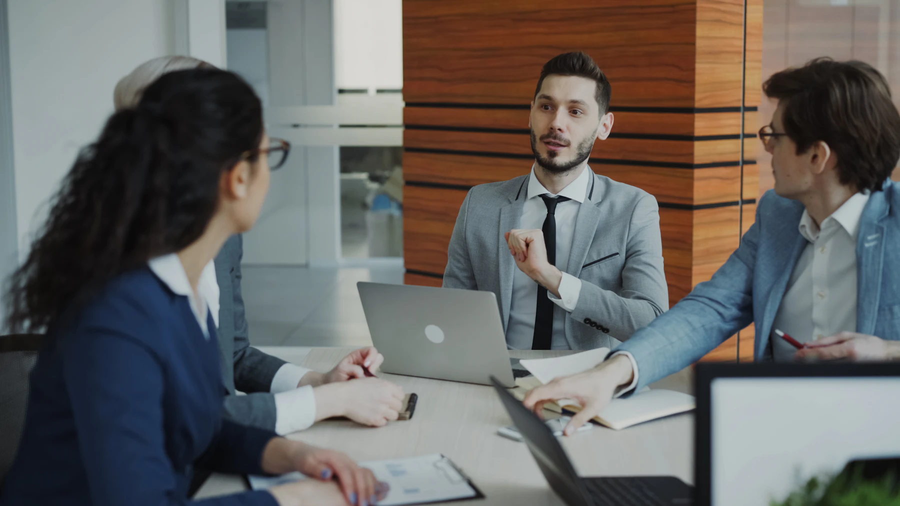 Consultants analysant des graphiques financiers dans un espace professionnel.